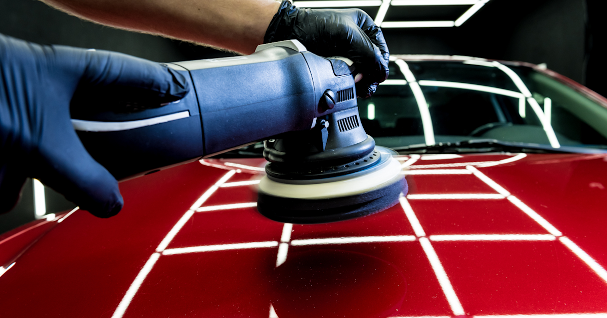 Compounding vs Polishing: What’s the Difference? 1 ide-by-side demonstration of Compounding vs Polishing on black car hood